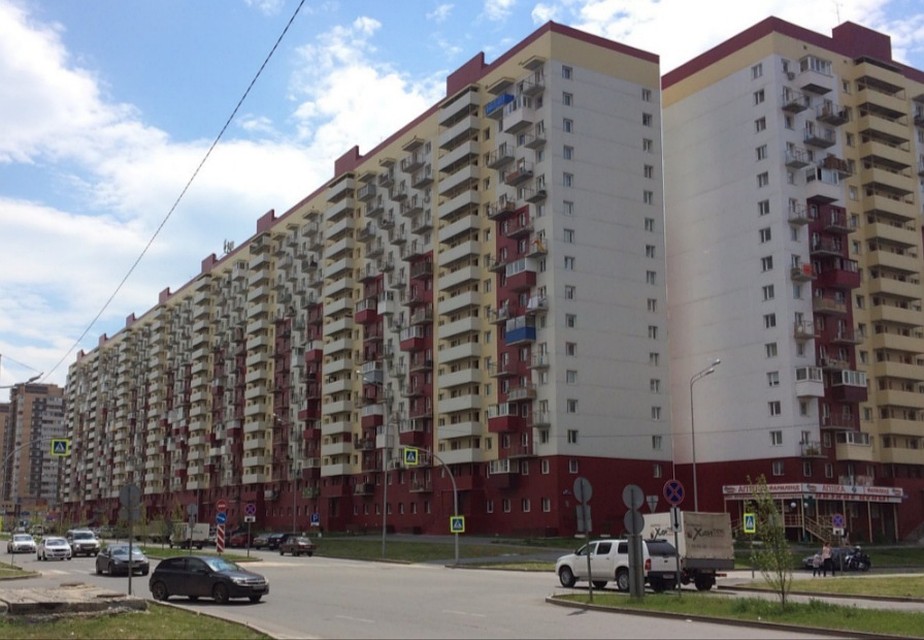 В Тюмени маленькая девочка кричала о помощи с балкона. Фото - Федор Косарев.