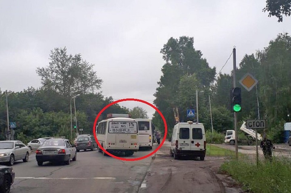 В результате столкновения двух автобусов пострадало 2 человека.