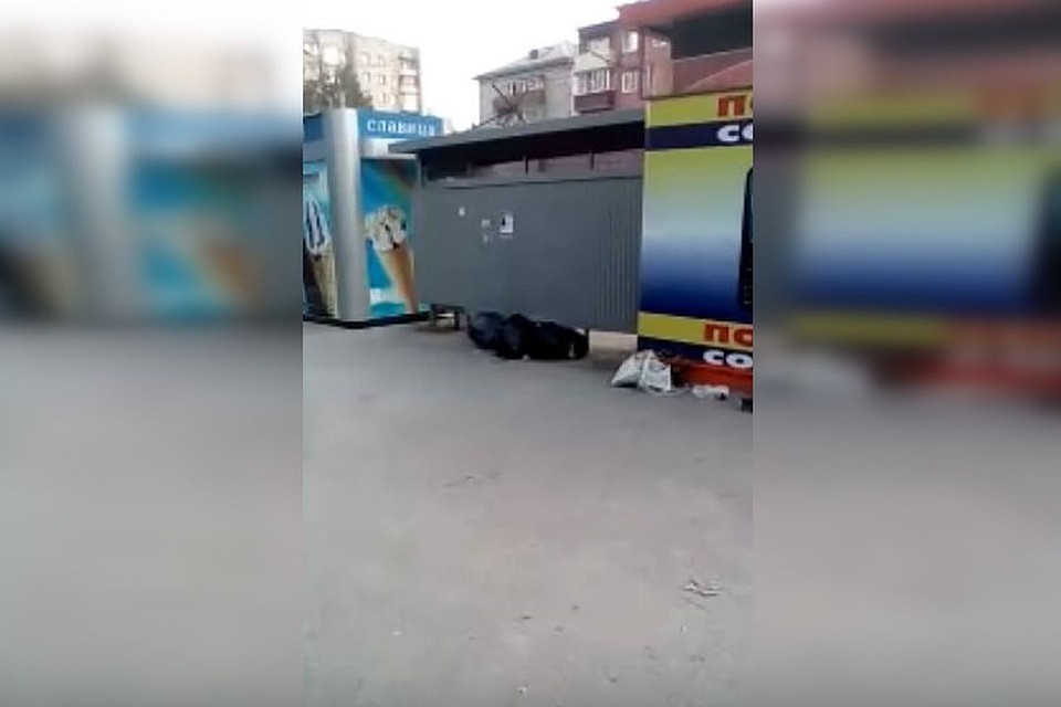 За остановкой решили складывать мусор. Фото: vk.com/typical_zatulinka Вдадимир Корнишин.
