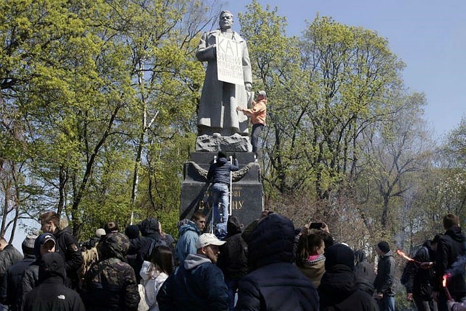 Памятник Ватутину в Киеве.