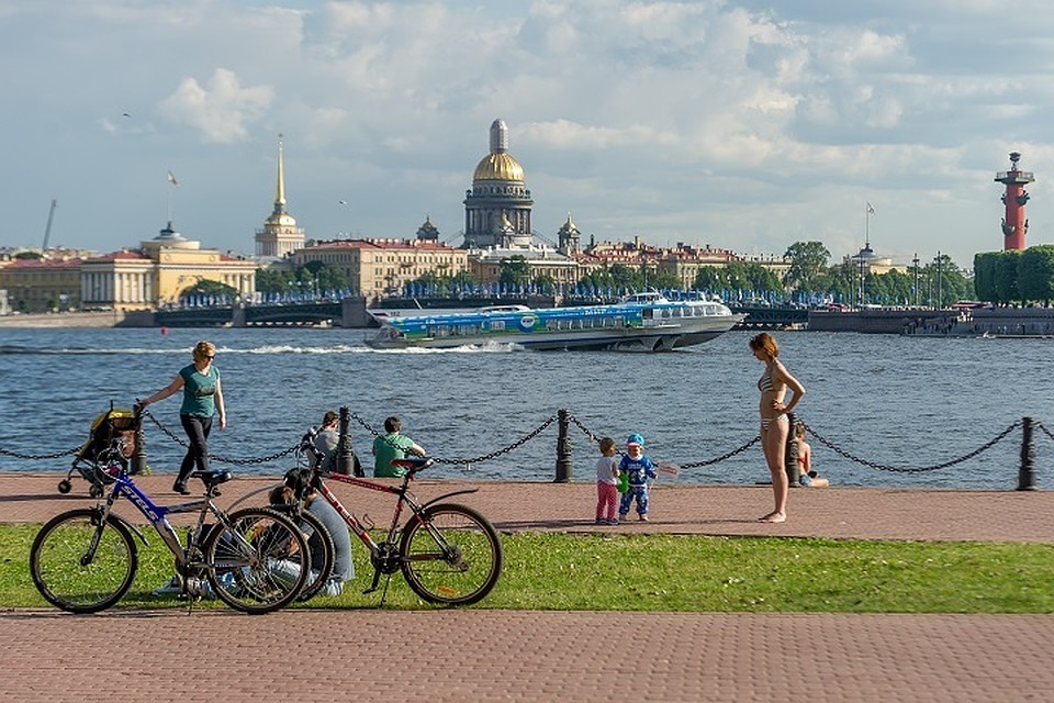 В Петербурге снова телпло и солнечно.