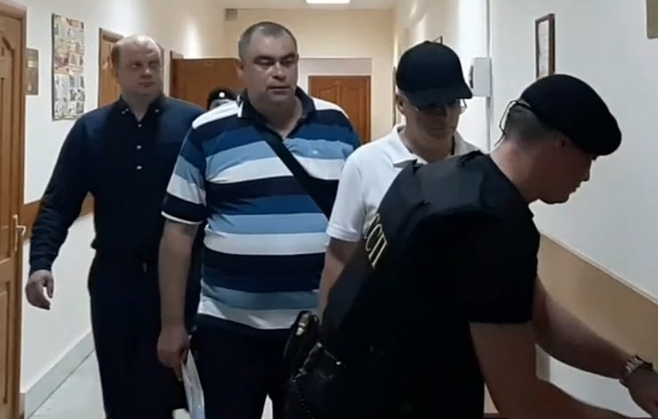 В зал суда все трое экс-полицейских заходили с высоко поднятой головой