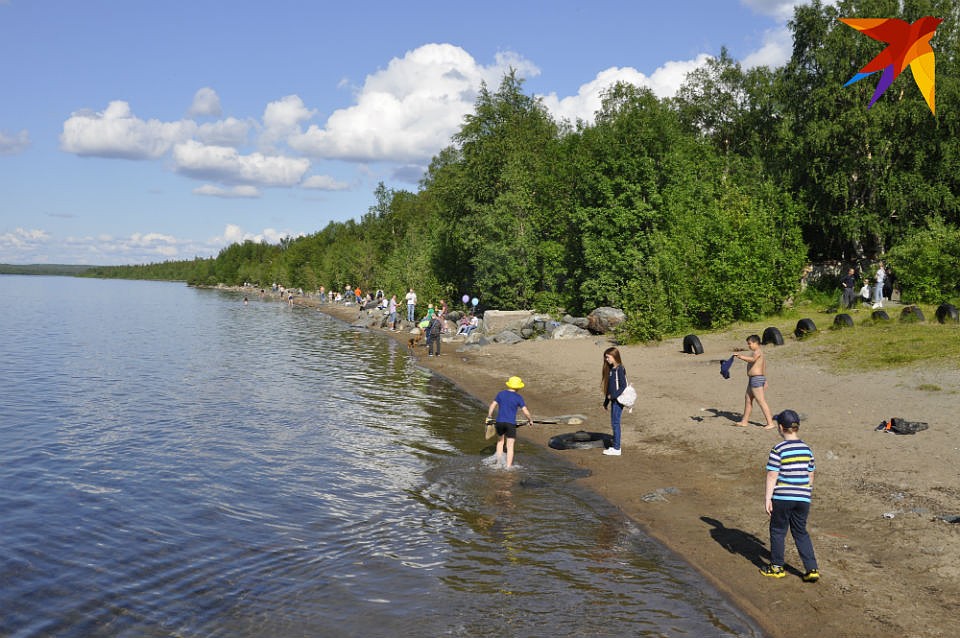В Имандре вода прогрелась всего до +13. Но купающихся это не остановило.