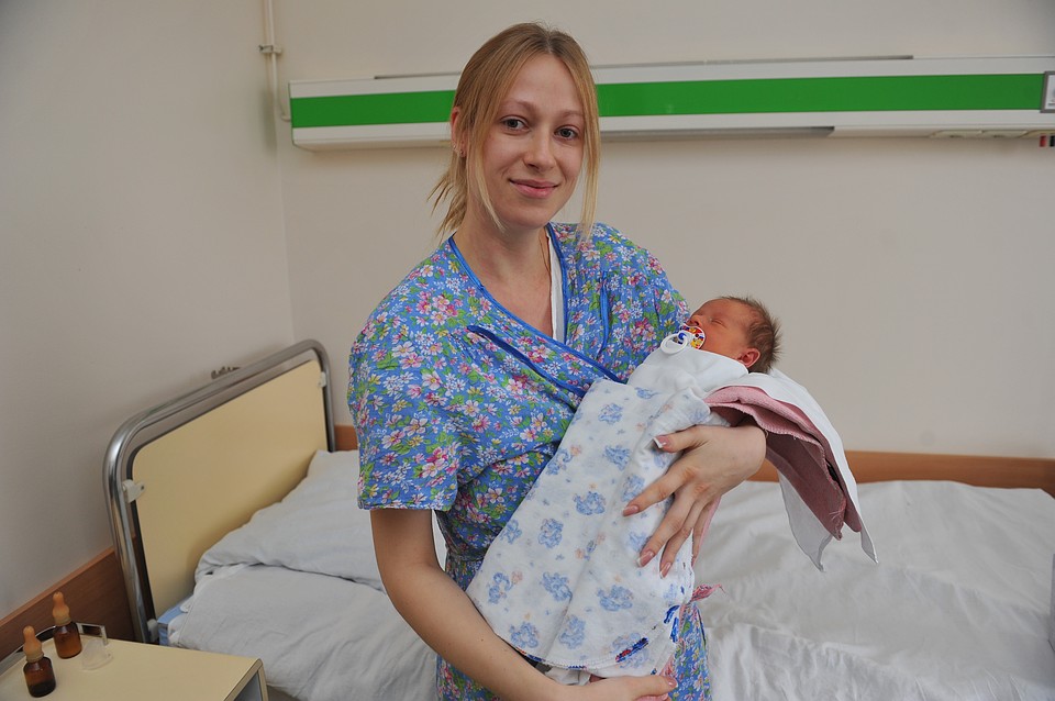 Родившие челябинки жалуются на фотографов, которые работают при роддоме.