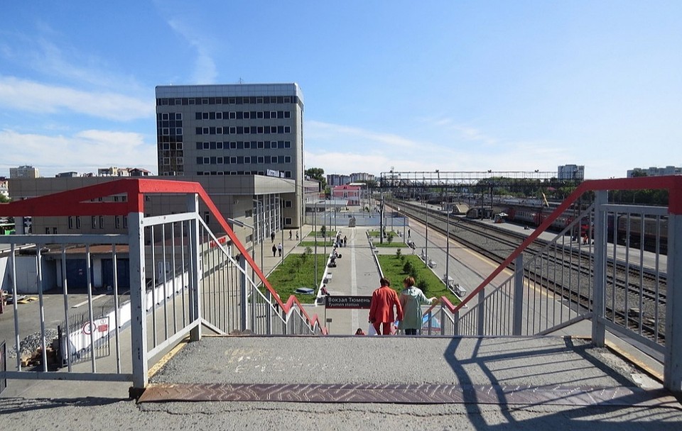 На железнодорожном вокзале Тюмени торговали просроченным омлетом. Фото - Анатолий Манкута.