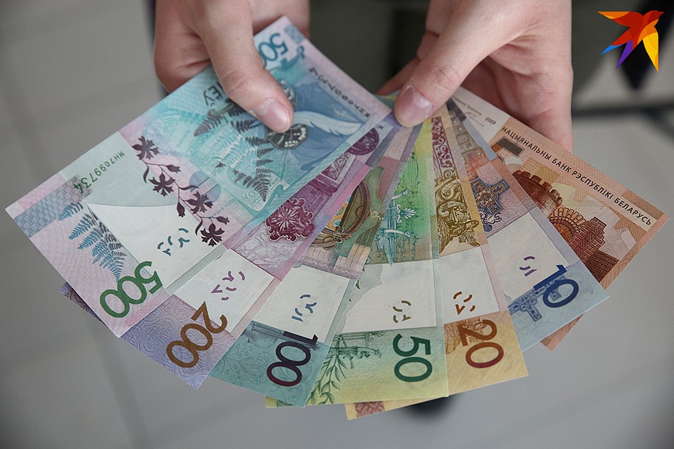 На первом месте по заработкам по-прежнему айтишники с 4006,7 руб.