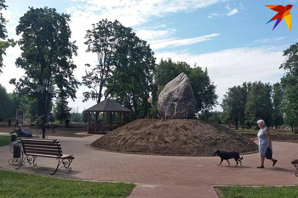 Предметом обсуждения в соцсетях стало пятно на валуне.