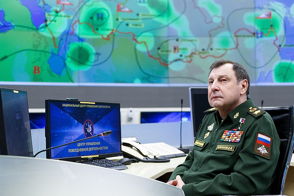 Заместитель министра обороны РФ Дмитрий Булгаков в оперативном штабе Министерства обороны РФ по координации деятельности сил и средств, привлекаемых для тушения лесных пожаров в Красноярском крае. Фото Алексей Ерешко/пресс-служба Минобороны РФ/ТАСС