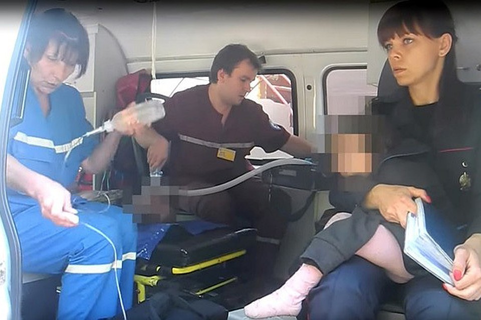 В машине скорой помощи спасенная девочка сидела на коленях сотрудницы милиции. Фото: кадр видео МЧС