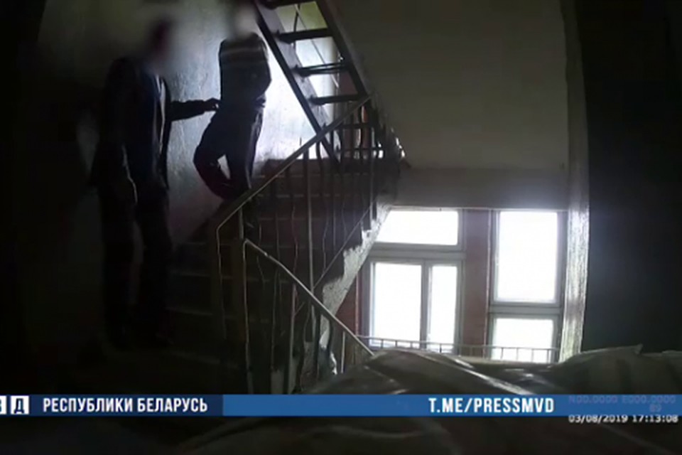 В Витебске милиционеры четыре часа уговаривали мужчину не прыгать из окна многоэтажки. Фото: кадр из видео.
