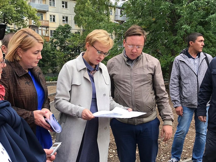 Мэр города пообщалась с активистами и проверила лично, как ведутся работы