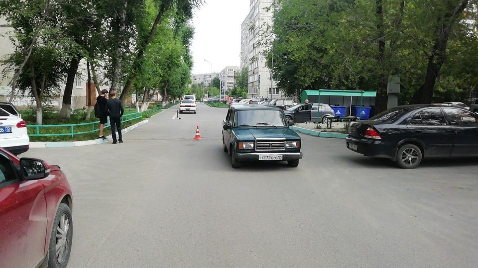 Пенсионерка пострадала в ДТП прямо у себя во дворе. Фото - ГИБДД по Тюменской области.