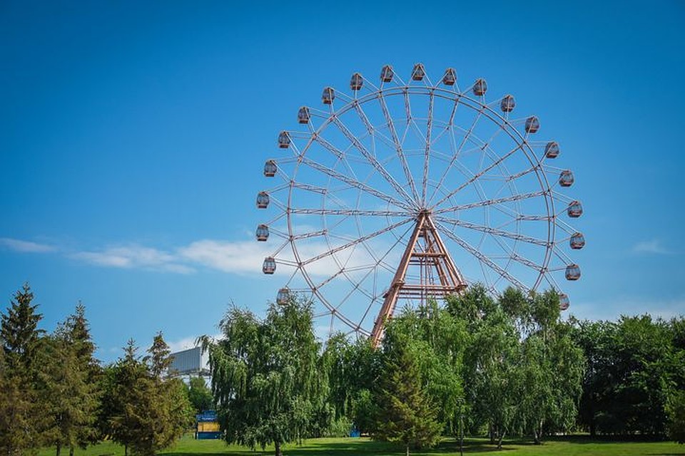 В Новосибирске открылось 70-метровое колесо обозрения.