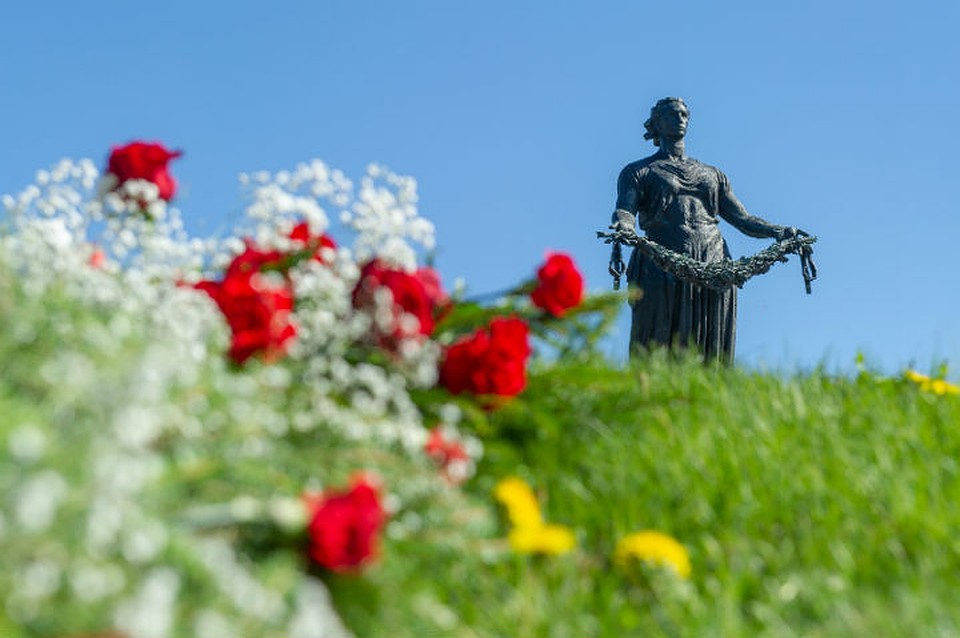 Рано утром на Пискаревском кладбище прошла церемония возложения цветов.