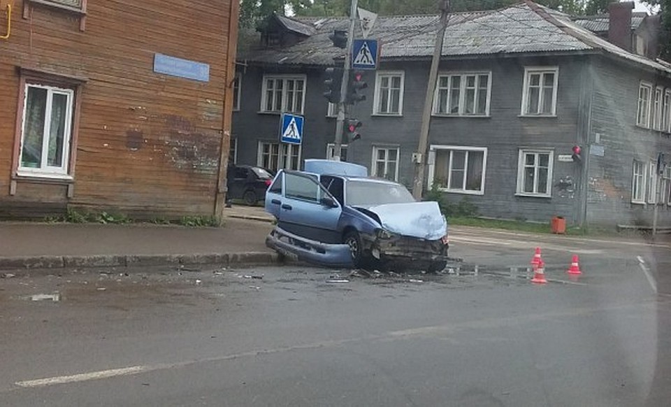 Авария произошла на перекрестке Октябрьского проспекта и улицы Красных Партизан
