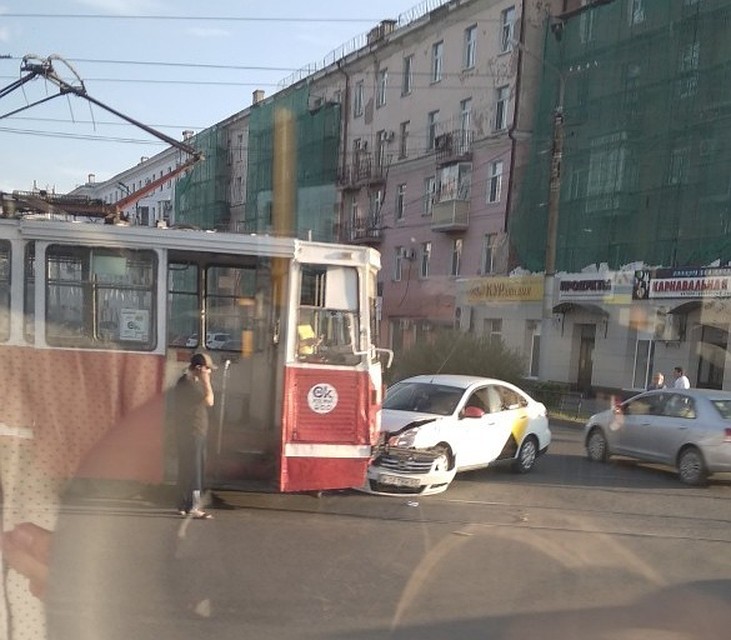 Авария произошла у Цирка.