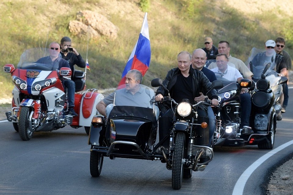 Президент России Владимир Путин приехал на байк-шоу «Ночных волков» в Крыму на мотоцикле «Урал»