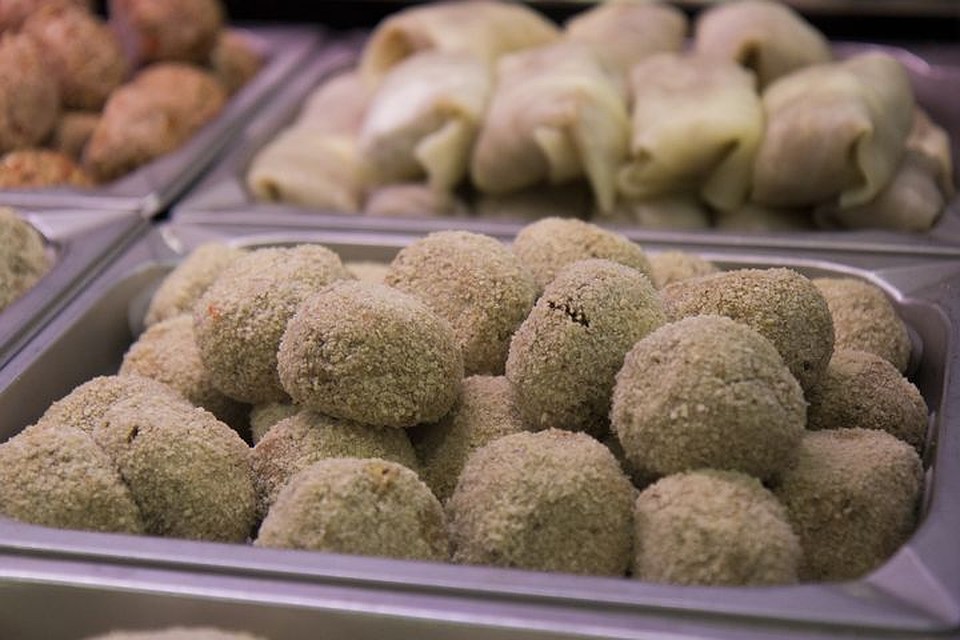 Кузбассовцев кормили просроченными котлетами и купатами