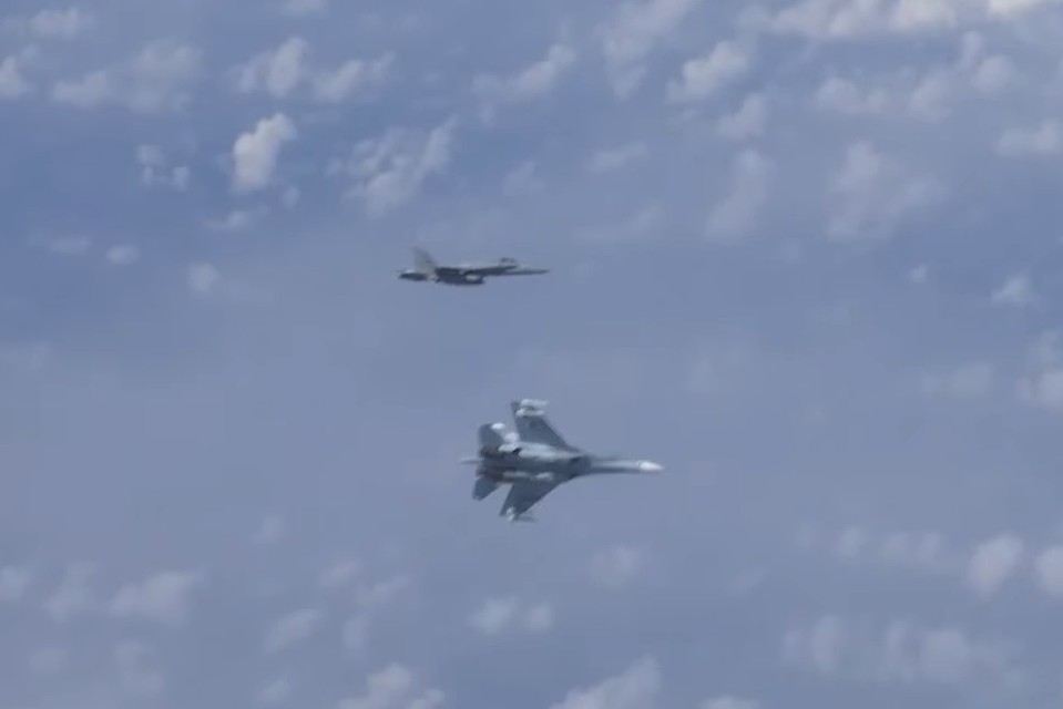 Су-27 отогнали истребитель НАТО от самолета Шойгу