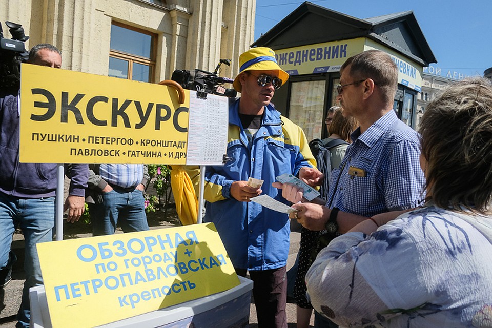 Петербург посещает все больше и больше туристов.