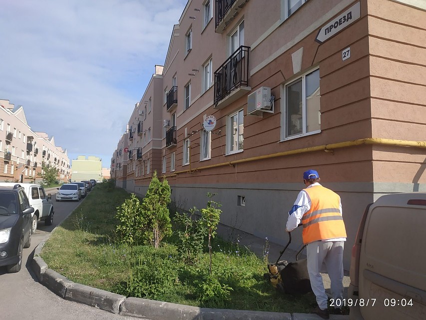 Кроме того, сотрудники УК каждый день скашивают травму и убирают мусор во дворах и около домов.