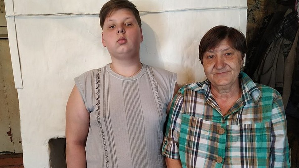 Владимир Булышев с бабушкой. Источник: https://planeta.ru/campaigns/116954