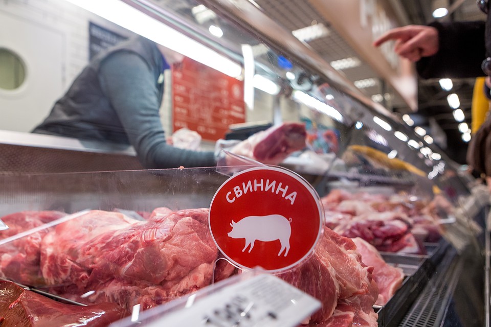 В мясном отделе супермаркета.
