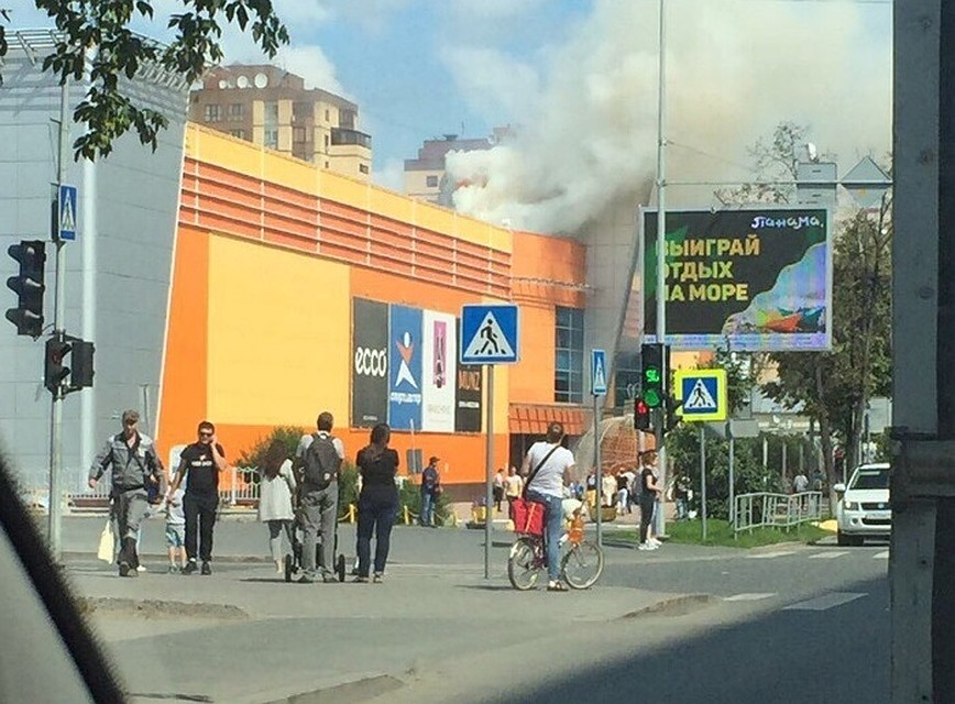 Торговый центр загорелся в Тюмени. Фото - Роберт Тильмухаметов.