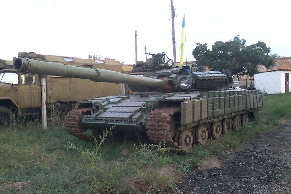Украинские силовики разместили бронетехнику у жилого дома в Попасной. Фото: Фейсбук
