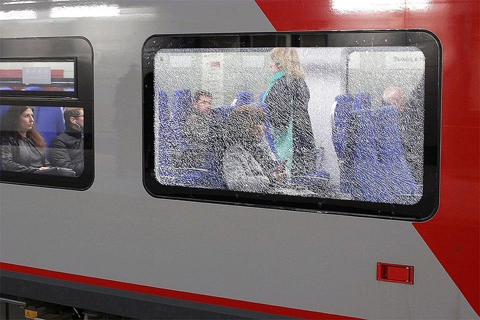 Подростки могли повредить состав камнями