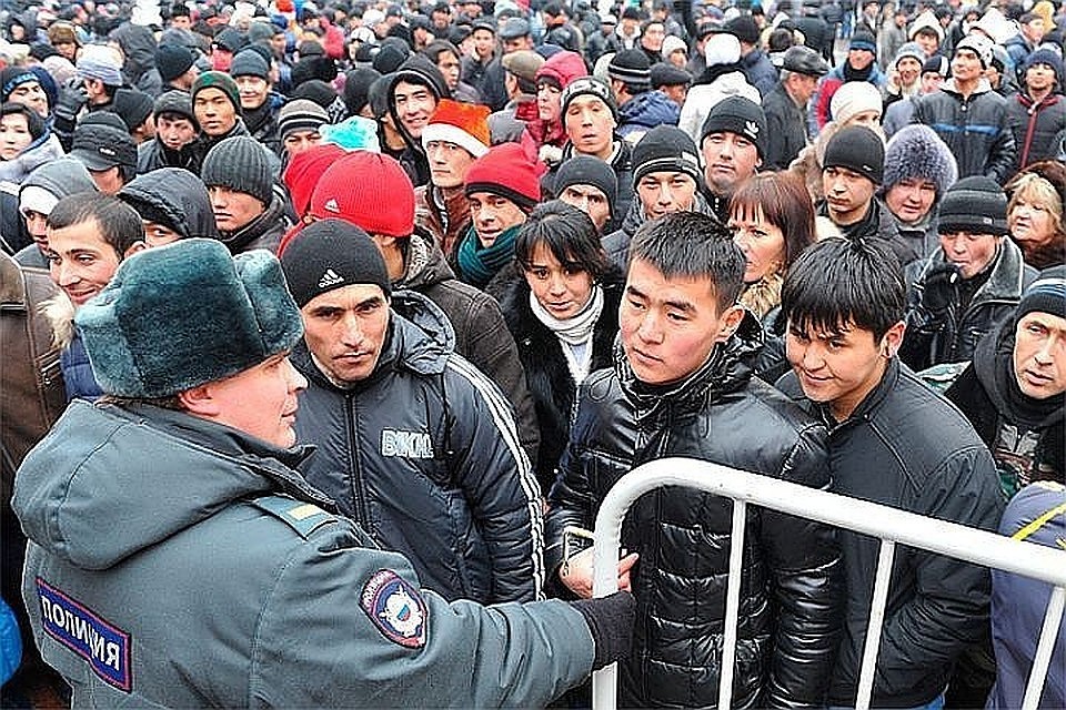 За лето из Петербурга выдворили почти 500 нелегальных мигрантов.