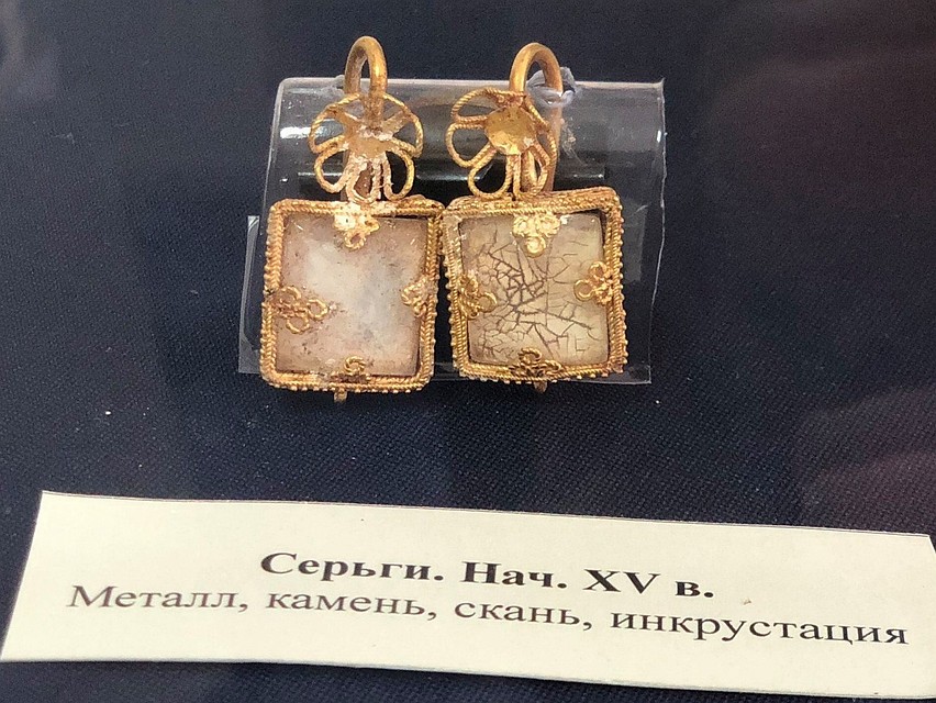 Серьги, которые пролежали в земле более 500 лет.