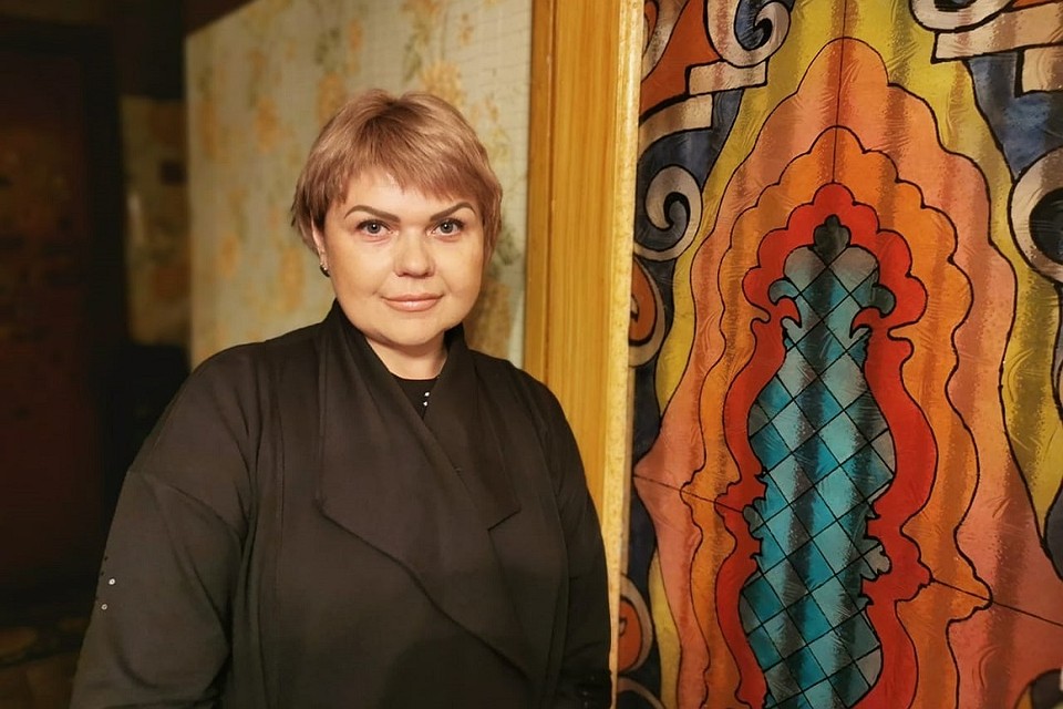Стюардессу Елену Лапуцкую, спасшую 43 пассажира из загоревшегося самолета, наградят Орденом Мужества