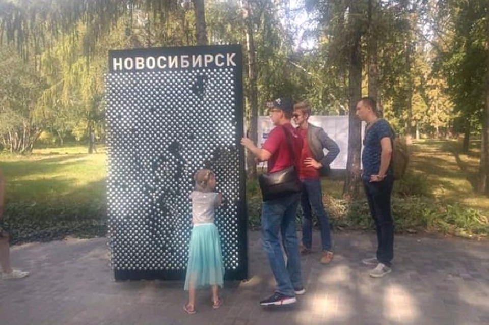 Новосибирцы обсуждают в соцсетях, куда делись гвозди из новой скульптуры. Фото: Михаил Докукин