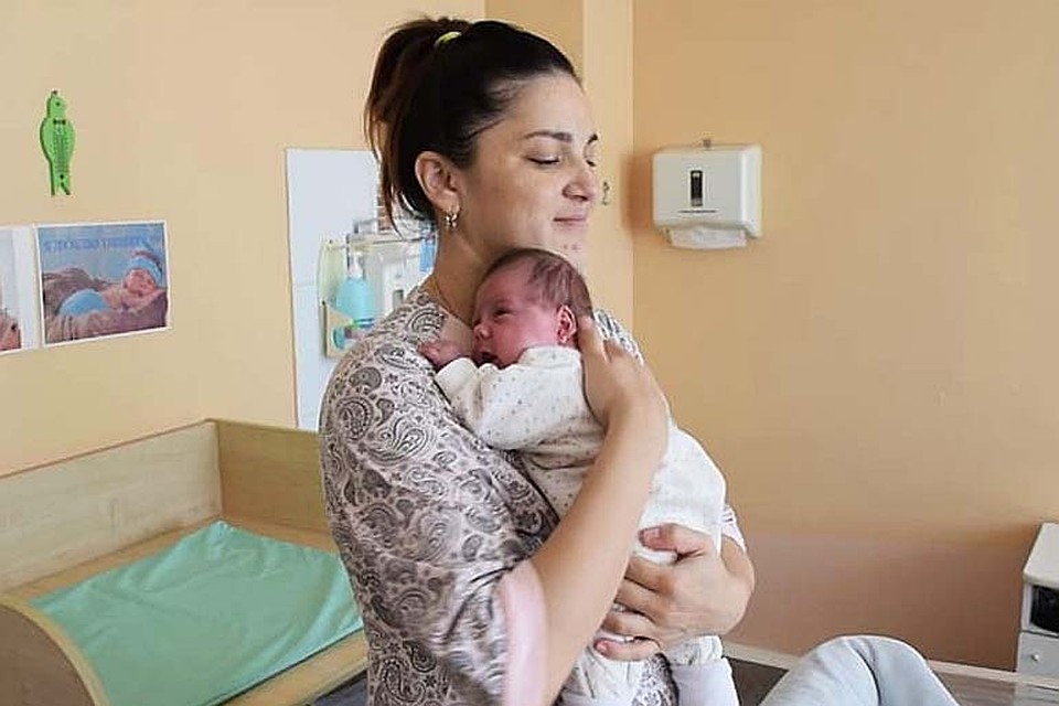 Лилия с одним из малышей. Фото: Облздрав Уральск
