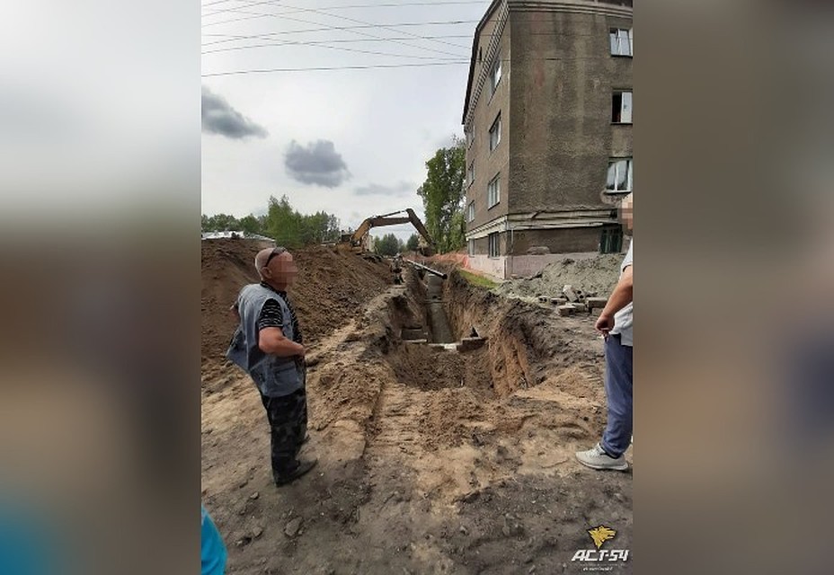 Строительные работы шли в опасной близости от дома. Фото: АСТ-54