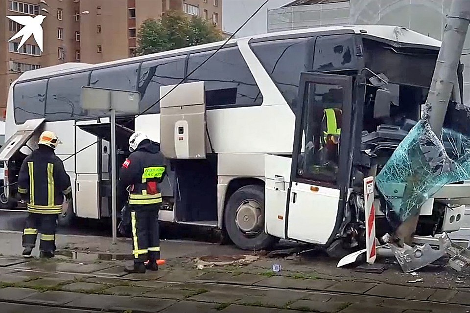 В Москве автобус с туристами из Китая протаранил столб