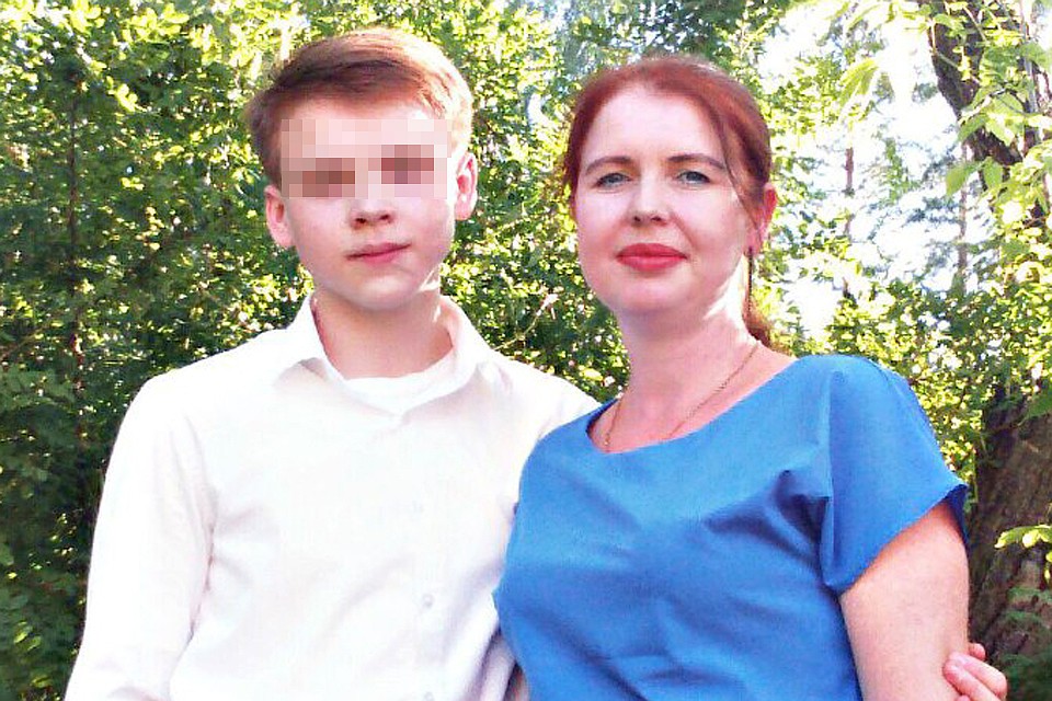 Последняя фотография, где сын и убитая им мать вместе.