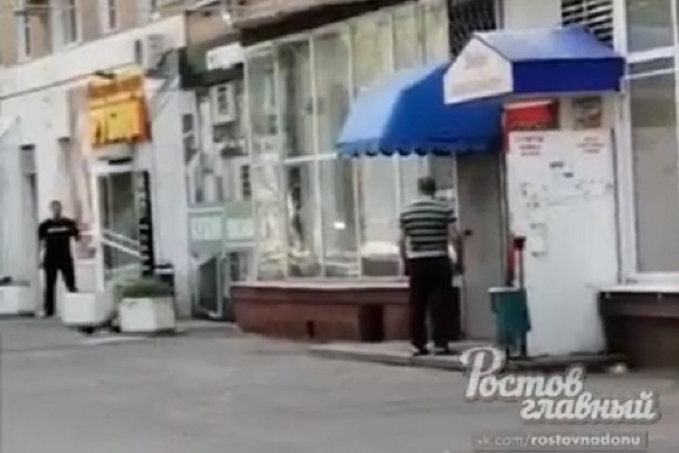Мужчина по время падения разбил витрину, но не пострадал. Фото: vk: "Ростов Главный — новости Ростова-на-Дону"