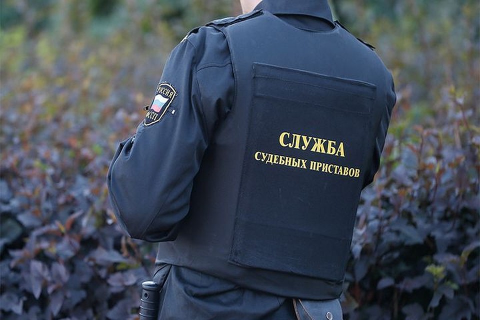 Вселяли мужчину судебные приставы