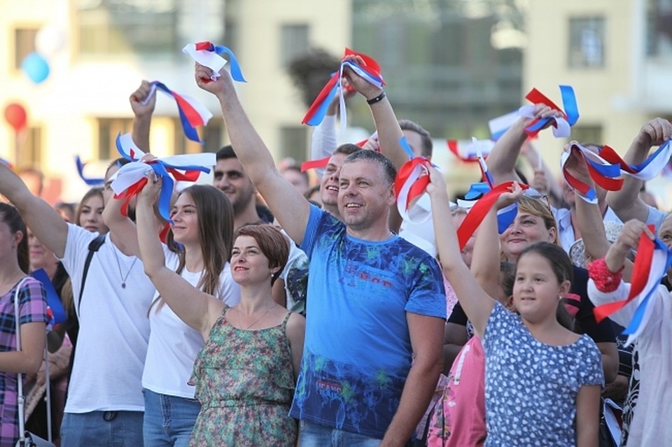 Сегодня День российского флага.