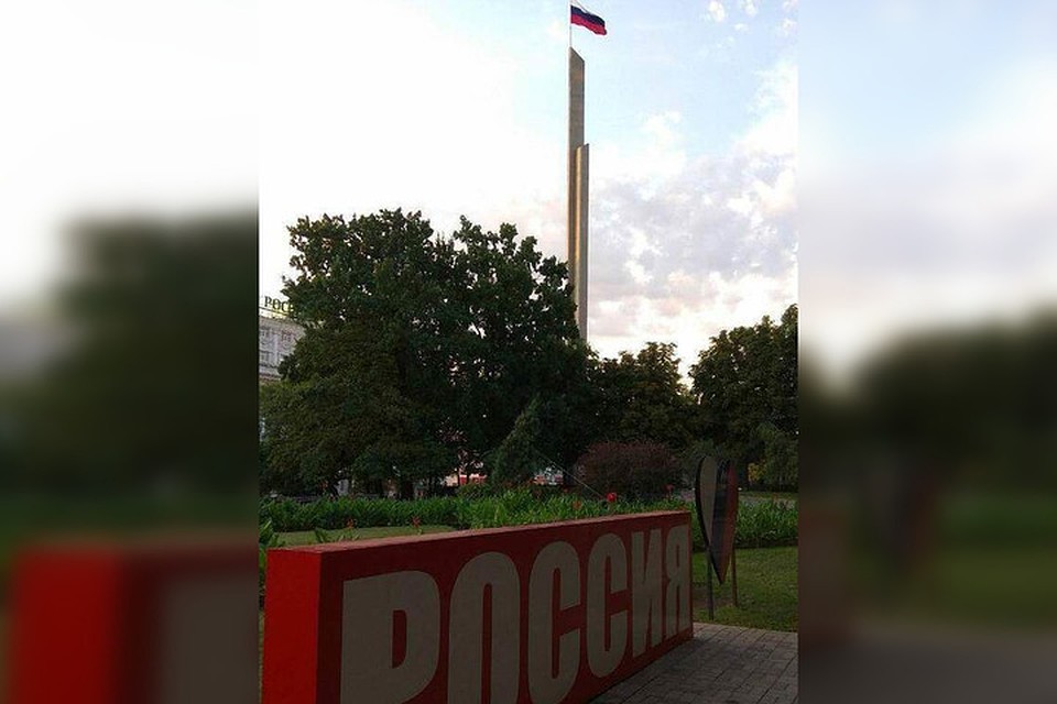 Дончане мечтают, чтобы триколор остался над Донбассом. Фото: соцсети