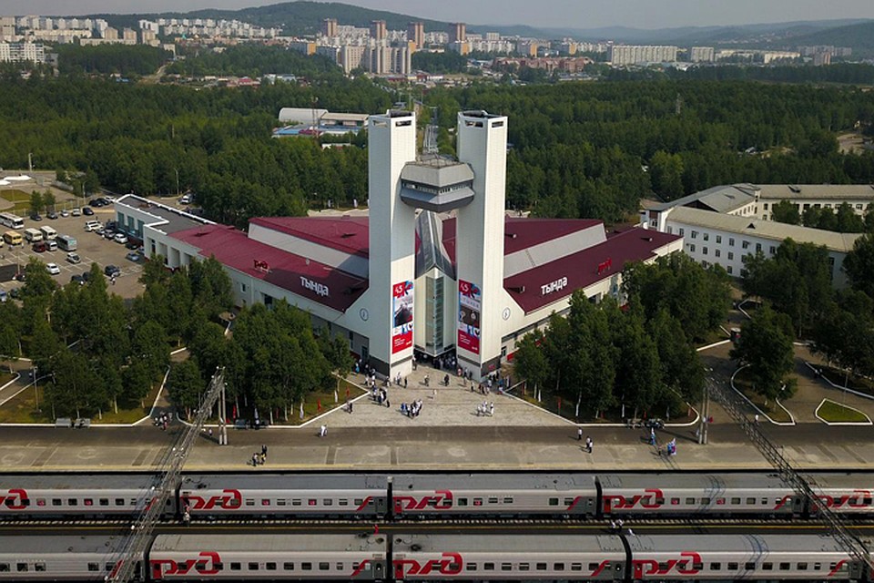 «Вокзал города Тында. 7 июля 2019 года» фотографа Станислава Залесова - одна из работ мультимедийного проекта «БАМ — 45 лет»