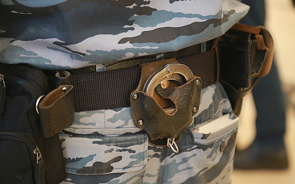 Соседские войны: в Красноярске полицейский выселил из квартиры родственника-инвалида