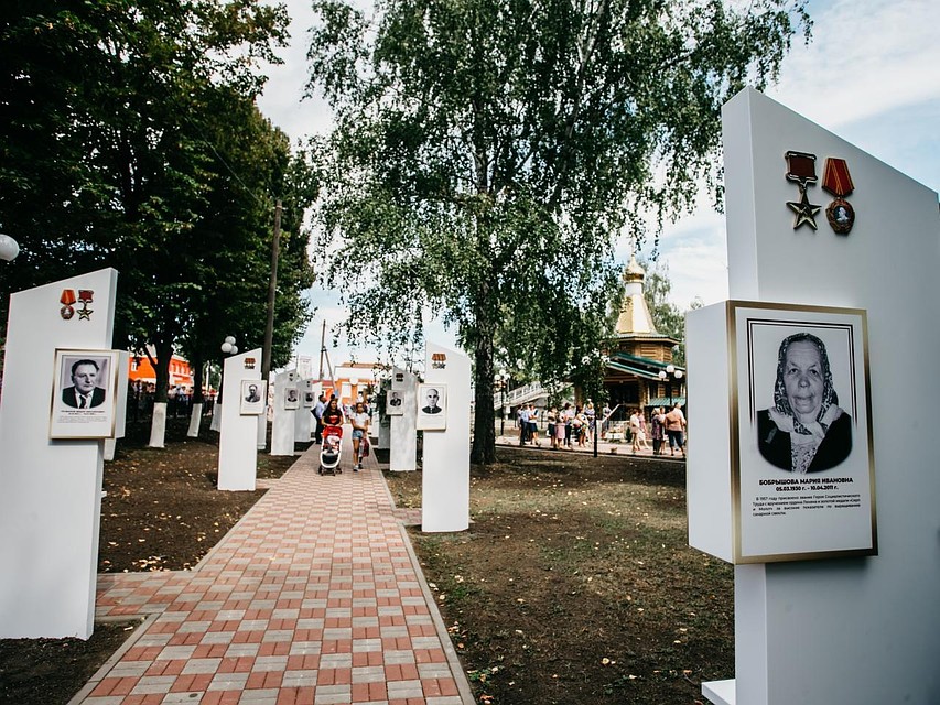 На стелах новой Аллеи Славы увековечены имена героев