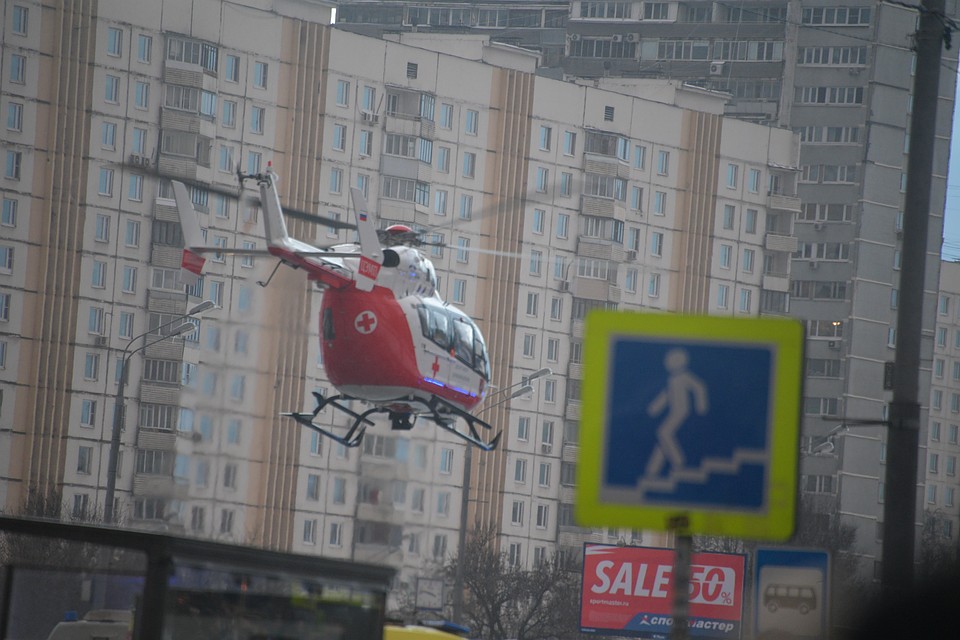 Санитарный вертолет Московского авиационного центра доставил пострадавшего ребенка в больницу Москвы