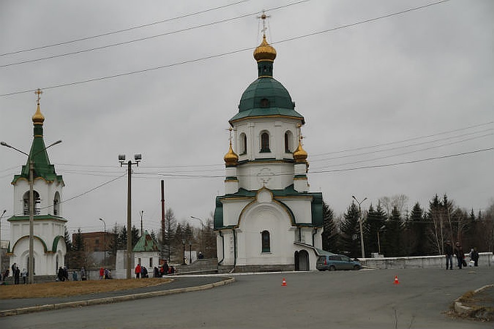 Красноярцев попросили оставить на кладбище Бадалык свой инвентарь.
