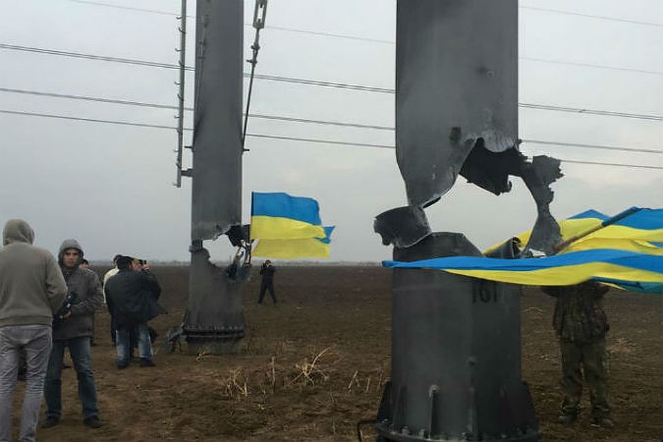 Крым остался без света в ночь на воскресенье, 22 ноября 2015 года. Полуостров погрузил в темноту подрыв опор ЛЭП