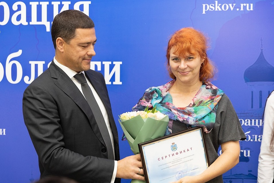 Фото: pskov.ru. Михаил Ведерников отметил, что с активных и инициативных жителей стоит брать пример.