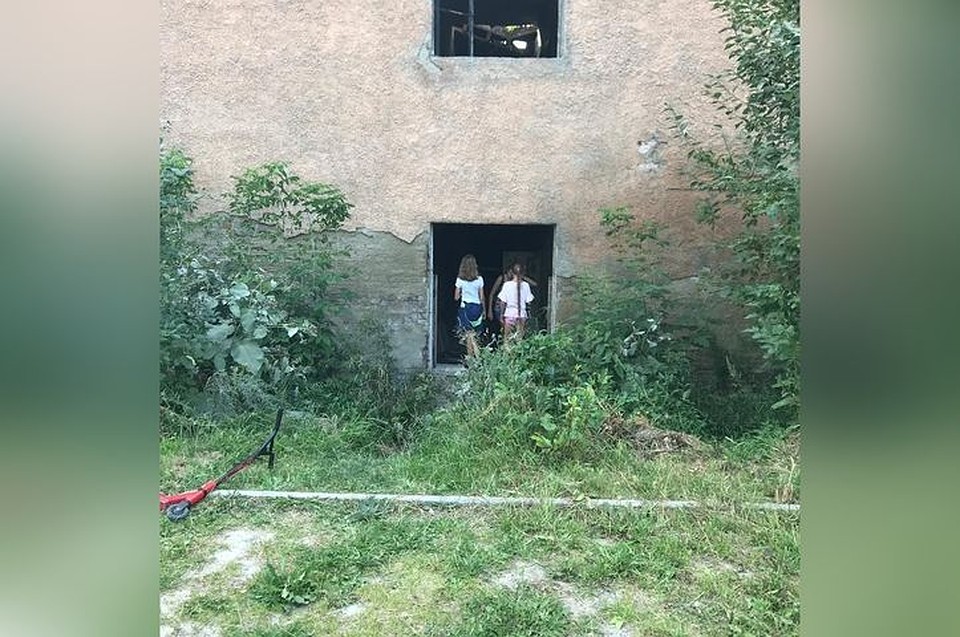 Дети играют в заброшенном здании. Фото: Новосибирская служба эвакуации "АСТ-54"